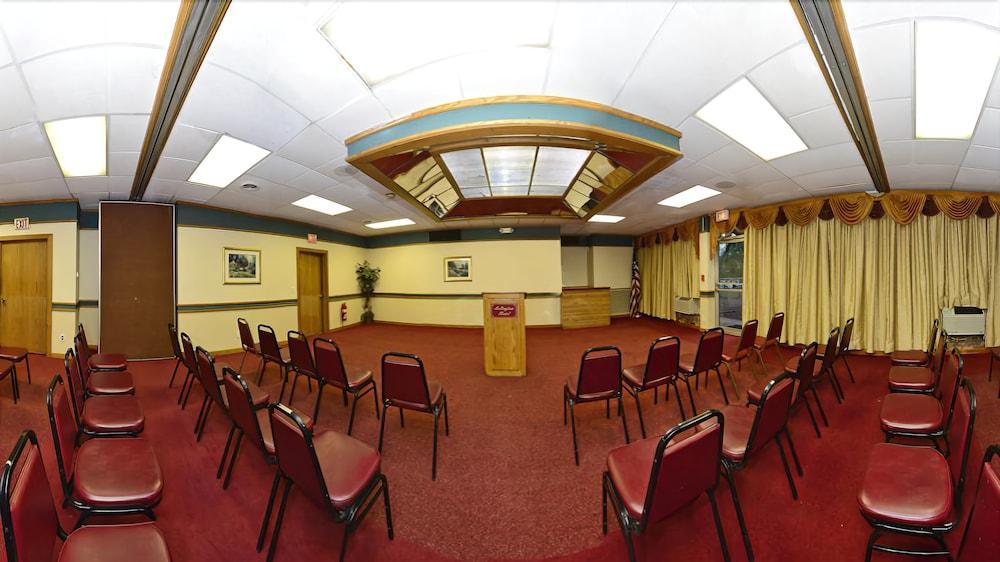 Days Inn Oil City Conference Center Екстер'єр фото